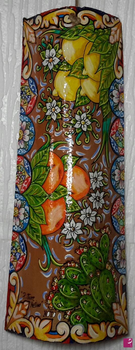 quadri in vendita online - A  " Ciaramira " - Tegola in terracotta artistica siciliana d' autore 