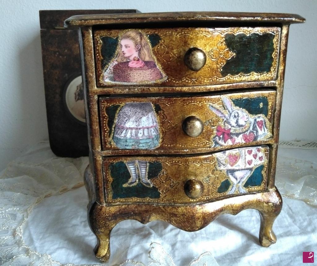 quadri in vendita online - ALICE WONDERLAND ( dipinto su mobiletto cassettiera)