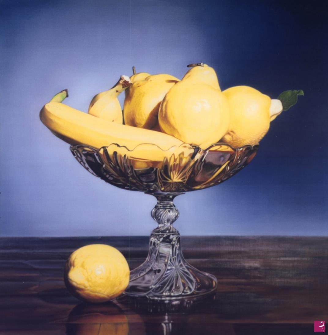 quadri in vendita online - Alzata di frutta su fondo azzurro.