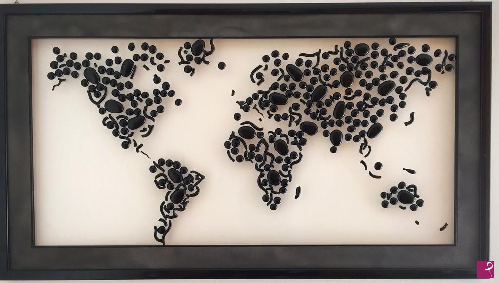 quadri in vendita online - "Black world"  Frammenti di vetro nero su plexiglas