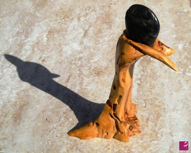quadri in vendita online - Dama con sasso della felicità- scultura in legno d'olivo 