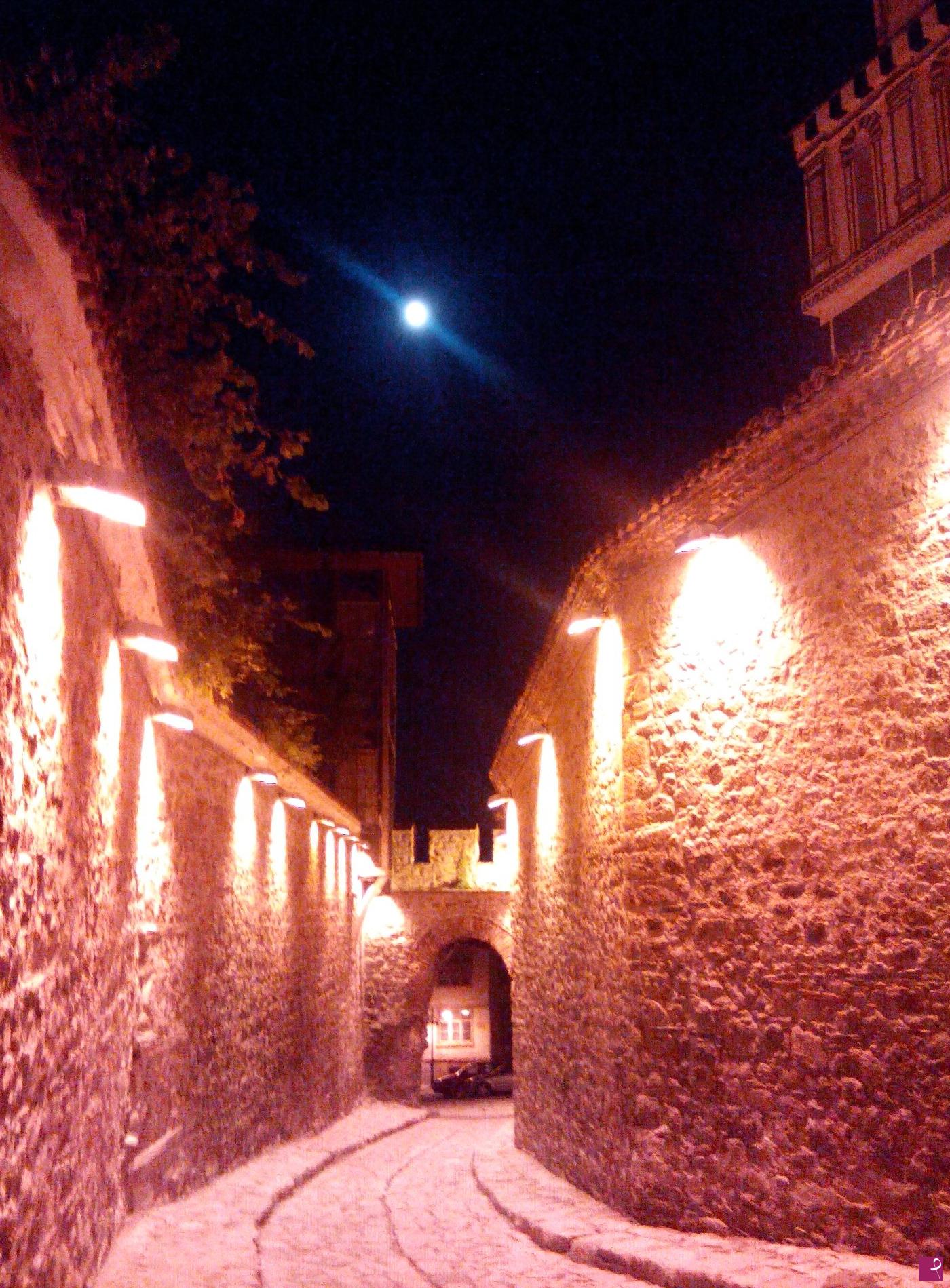 quadri in vendita online - Full Moon in Old City Plovdiv - Hissar Kapia