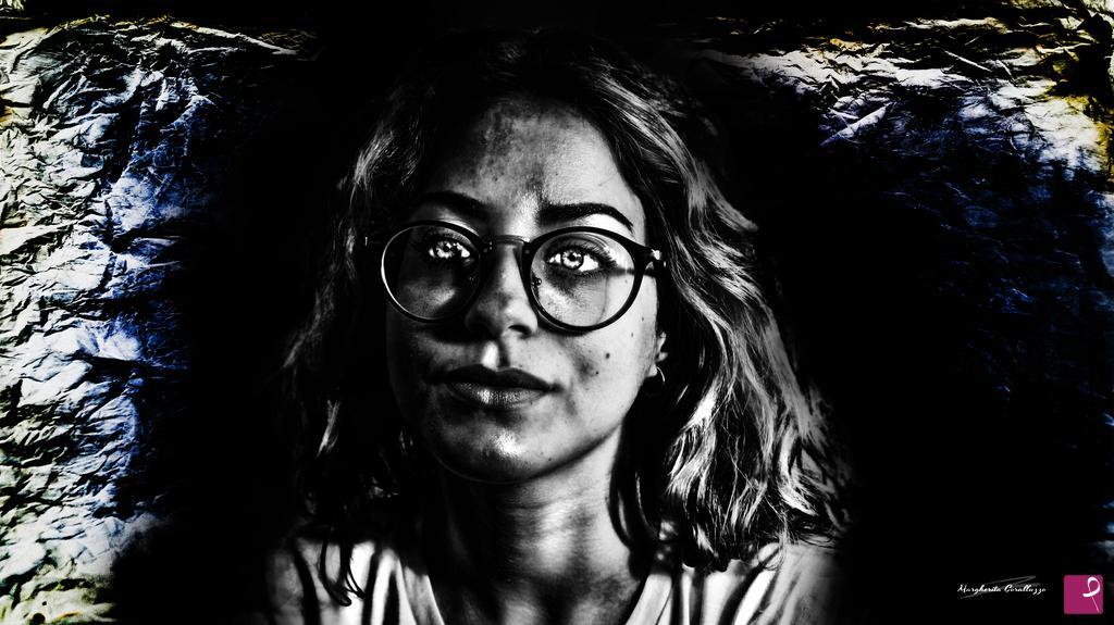 quadri in vendita online - "Il timore di fidarmi, impacchetta il mio cuore con la carta. Quando vinco la paura però, se pur stropicciata dal tremore, permetto all'altro di entrare nella mia vita, per sempre"