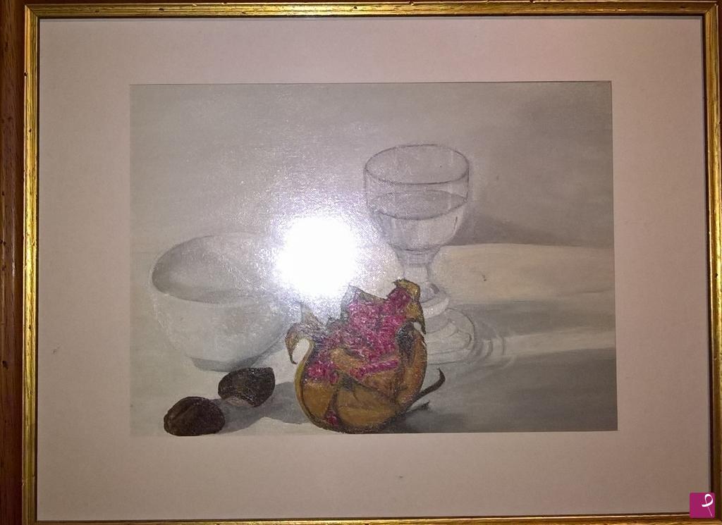 quadri in vendita online - melograno due castagne e bicchier acqua a riflesso