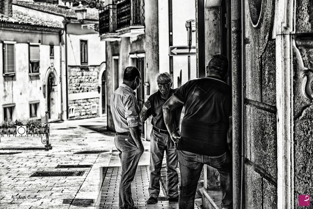 quadri in vendita online - "Non mi piace dispensare alcun consiglio, ma se vuoi posso proporti un suggerimento. In certe situazioni fa un gran bene, riuscire a trattenersi"