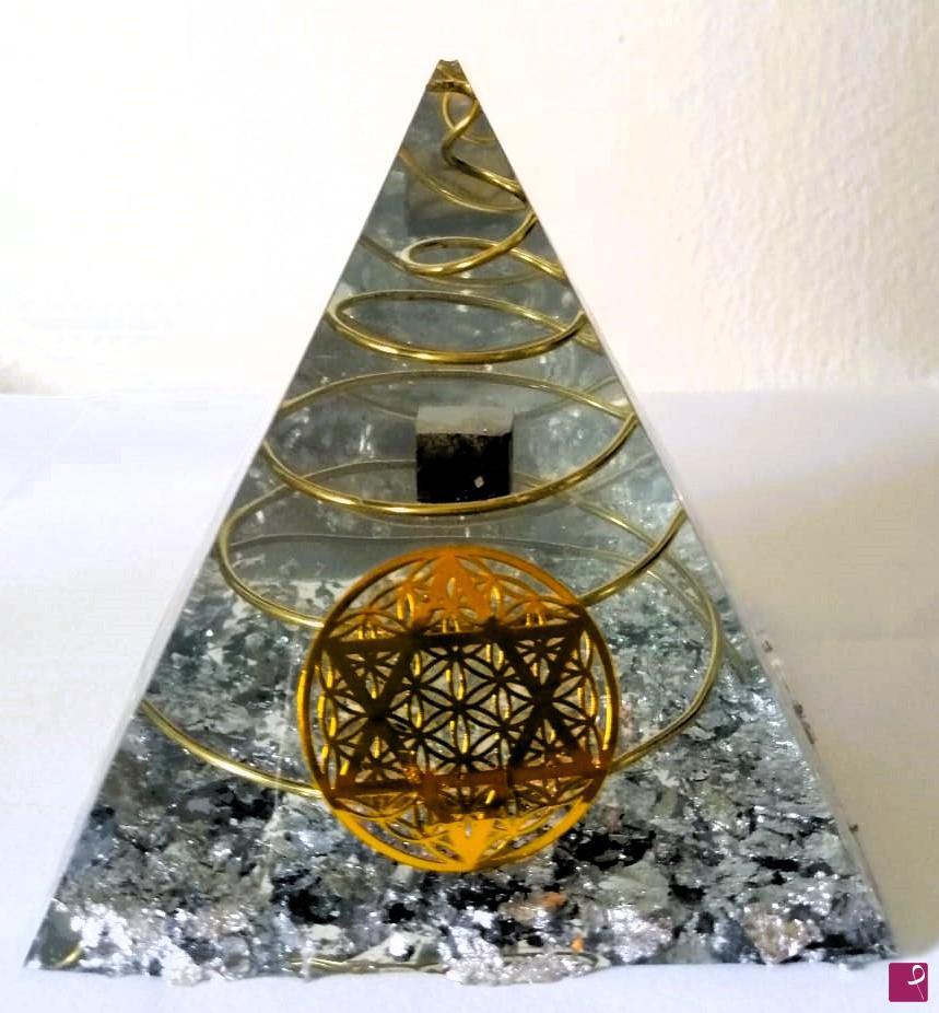 quadri in vendita online - Orgonite con pirite e scaglie d'argento