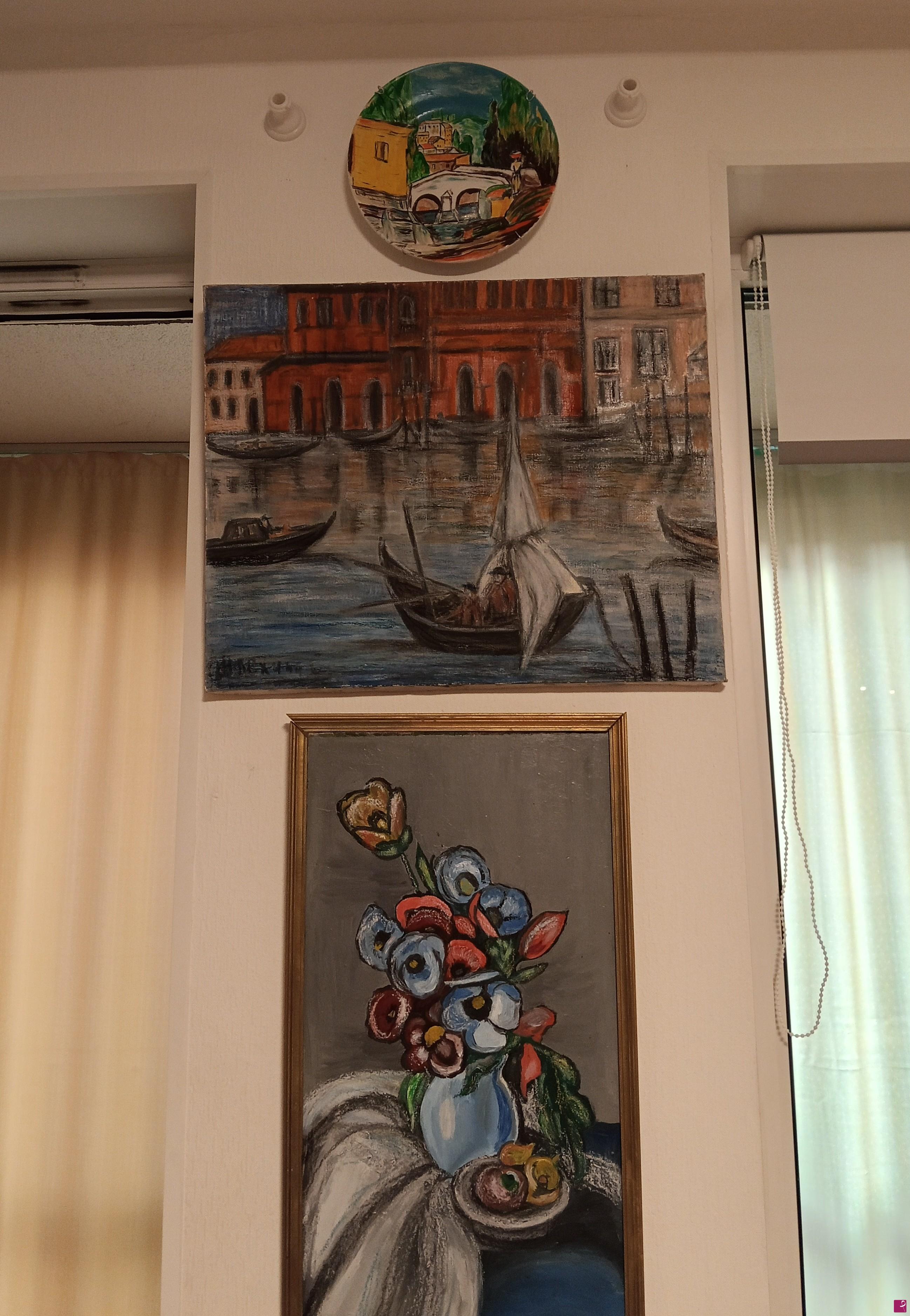 quadri in vendita online - Quadri ed piatto di porcelana in interno